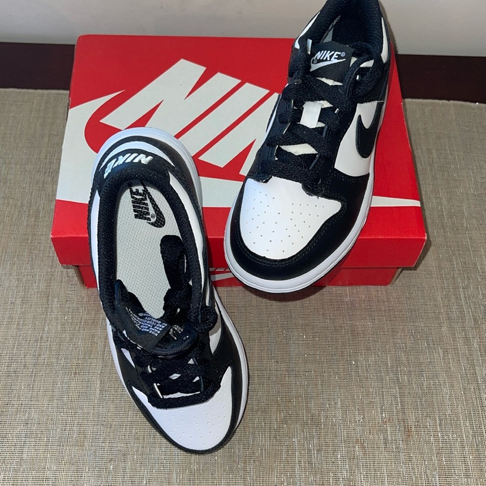 NWT NIKE LOW DUNK PANDA, Boys Size 11